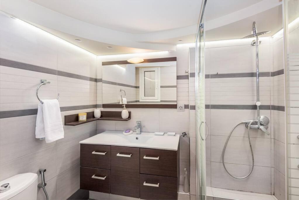 Modern Spacious Apt In 아테네 외부 사진